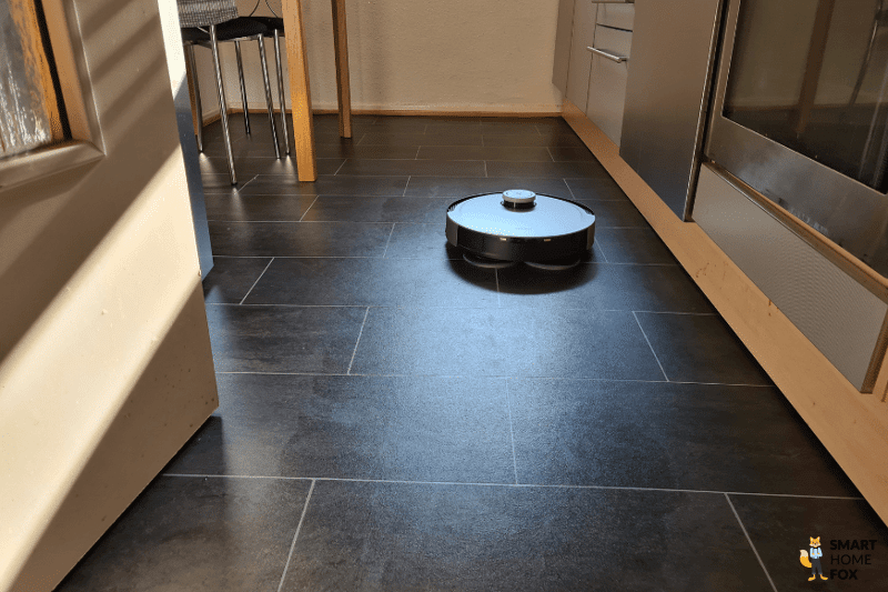 Der Ecovacs Deebot X1 Turbo wischt den Boden im Arbeitszimmer